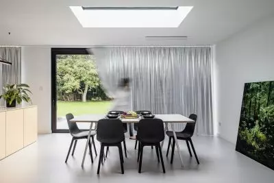 stół dining room table has the same dimensions as the skylight above it