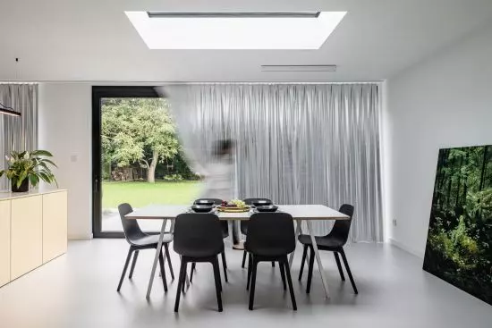 stół dining room table has the same dimensions as the skylight above it