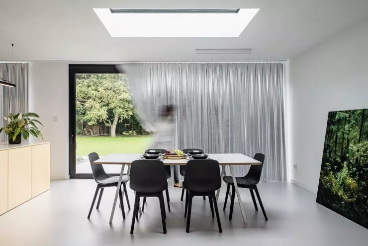 stół dining room table has the same dimensions as the skylight above it