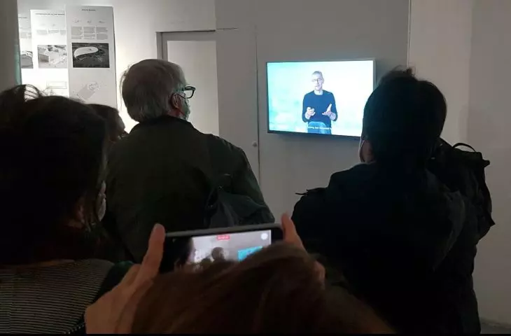 ekspozycję uzupełniają krótkie filmy