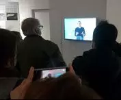 ekspozycję uzupełniają krótkie filmy