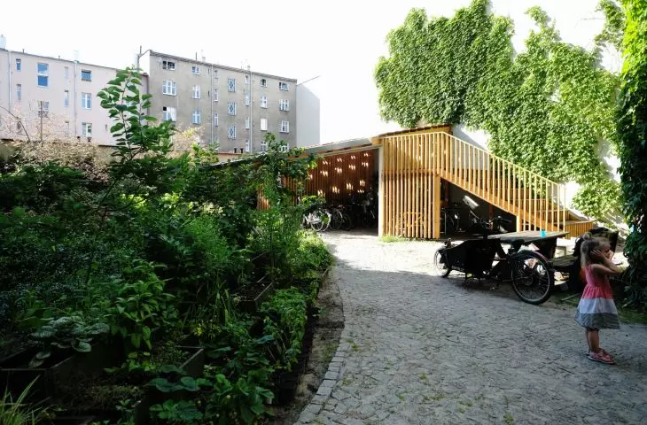 od strony podwórka architekci zaplanowali małe trybuny