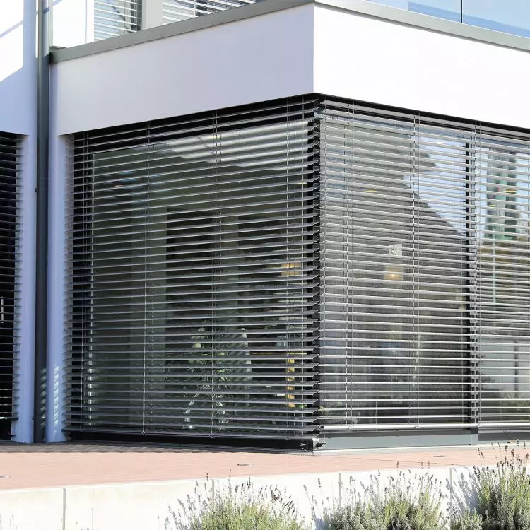 Façade blind