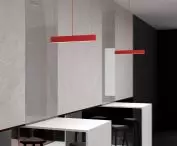 Czerwone wiszące lampy tworzą akcent kolorystyczny