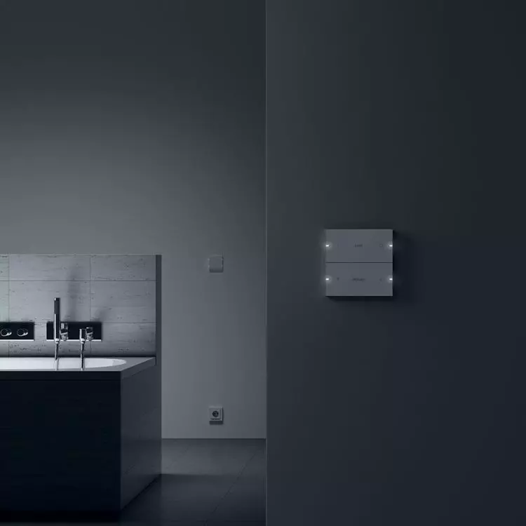 The button is equipped with LEDs with programmable colors.