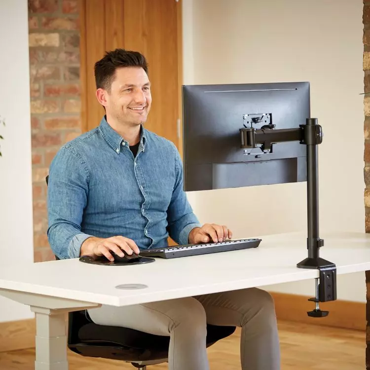 Ramiona na monitory zapewniają więcej miejsca na biurku