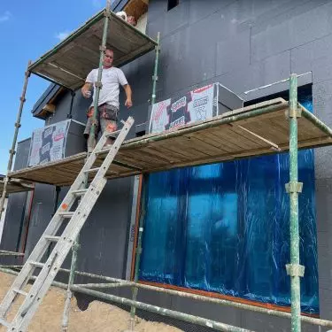 Styrofoam panels Facade GRAFIT FS ARBET on the construction site of a single-family housing estate.