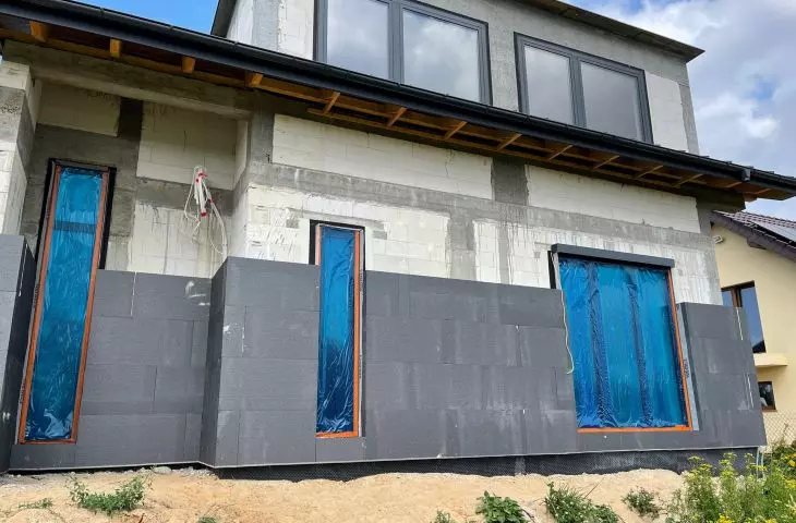 Styrofoam panels Facade GRAFIT FS ARBET on the construction site of a single-family housing estate.