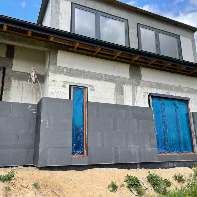 Styrofoam panels Facade GRAFIT FS ARBET on the construction site of a single-family housing estate.