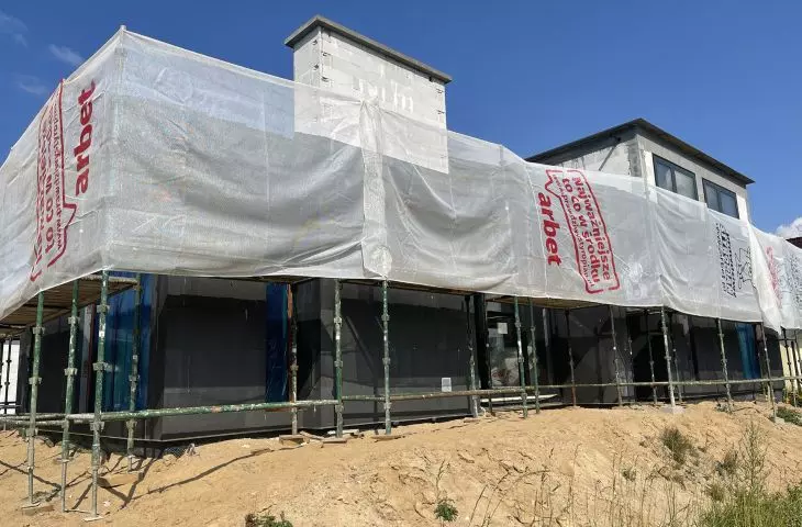 Styrofoam panels Facade GRAFIT FS ARBET on the construction site of a single-family housing estate.