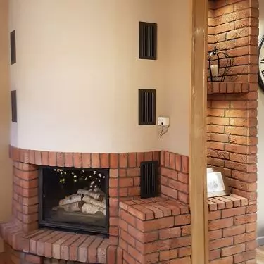 Interior finishing with brick tile and hand-molded brick 