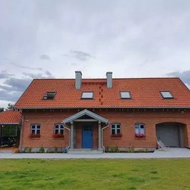 Elewacja z ekologiczną cegłą ręcznie formowana Cegielni Hoffmanowskiej