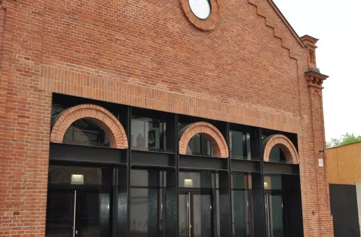 Elewacja z ekologiczną cegłą ręcznie formowana Cegielni Hoffmanowskiej