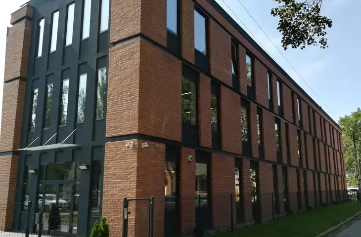 Elewacja budynku z cegły ręcznie formowanej tradycyjna