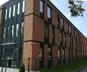 Elewacja budynku z cegły ręcznie formowanej tradycyjna