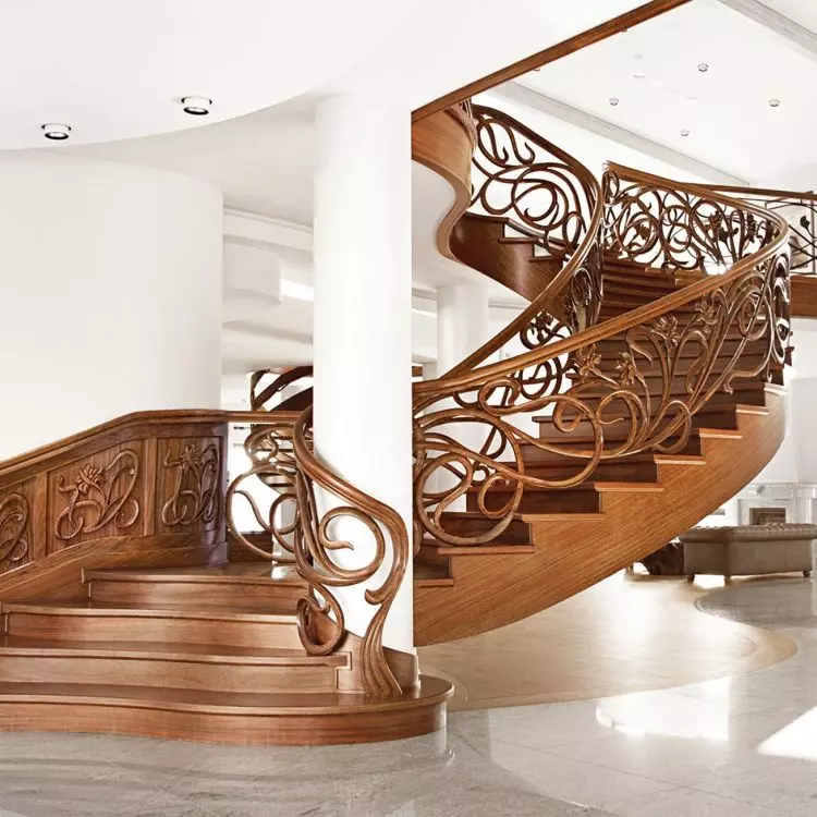 Staircase of concrete construction with hand-carved balustrade, bodo wood. Implementation in the showroom.