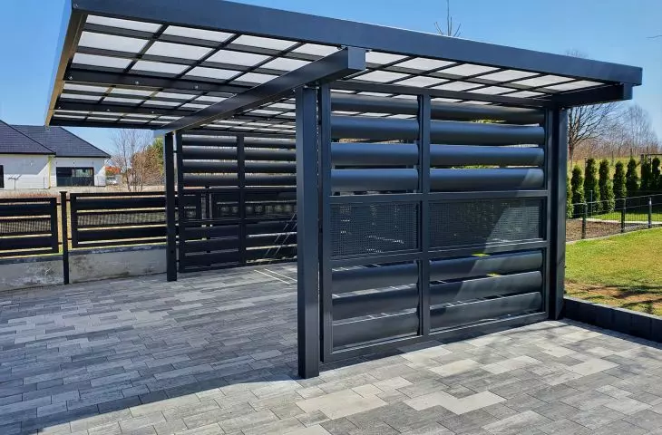Carpot z zabudową ścian bocznych