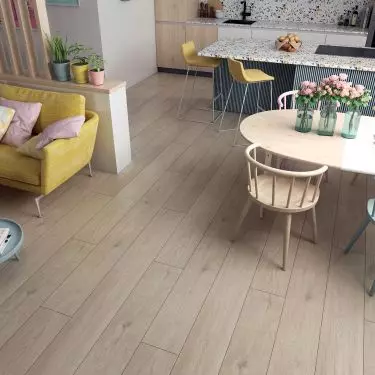 Przytulny minimalizm wnętrza doskonale uzupełnia naturalny wygląd podłogi