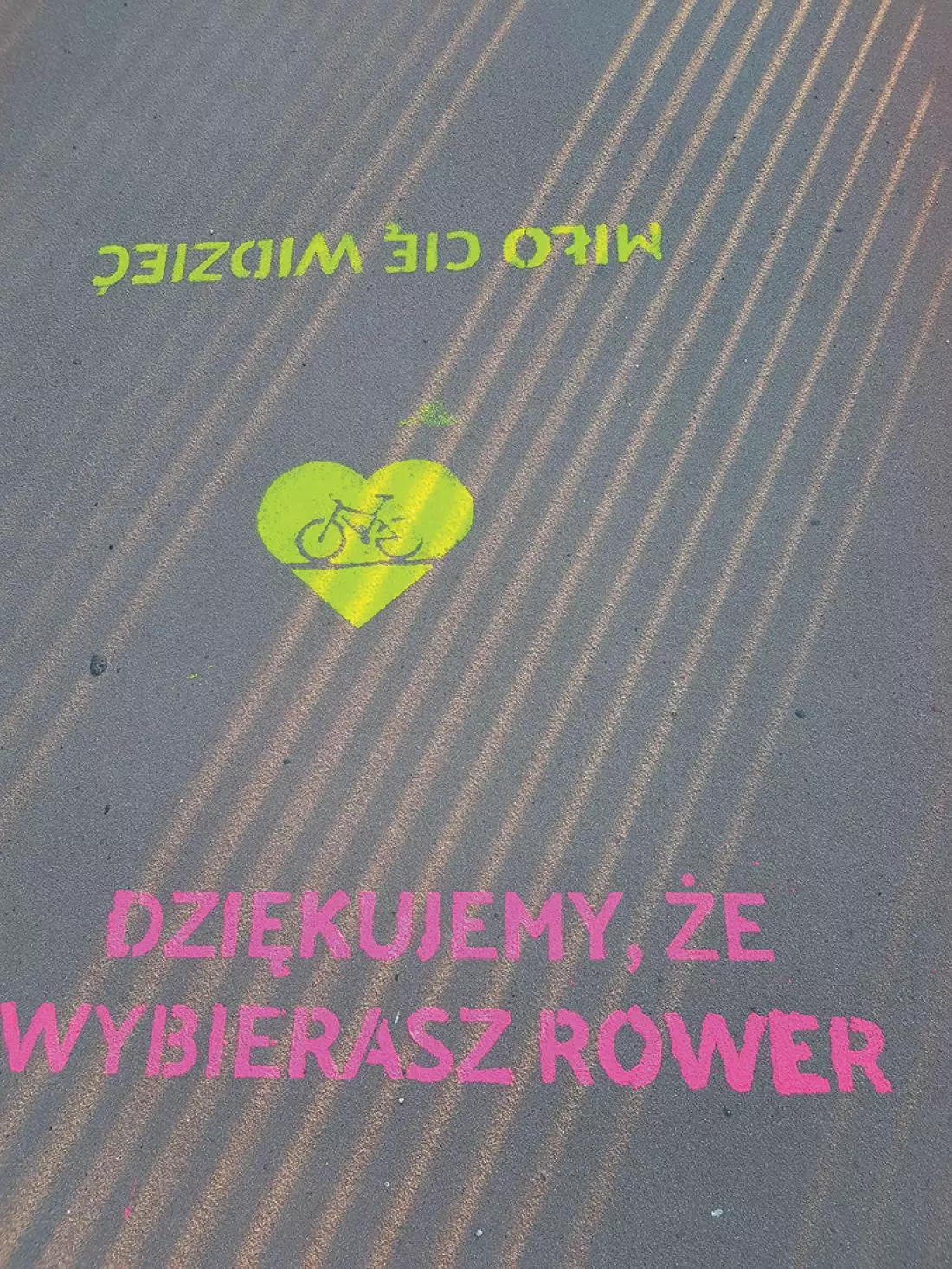 Ścieżka rowerowa
z napisami fluorescencyjnymi