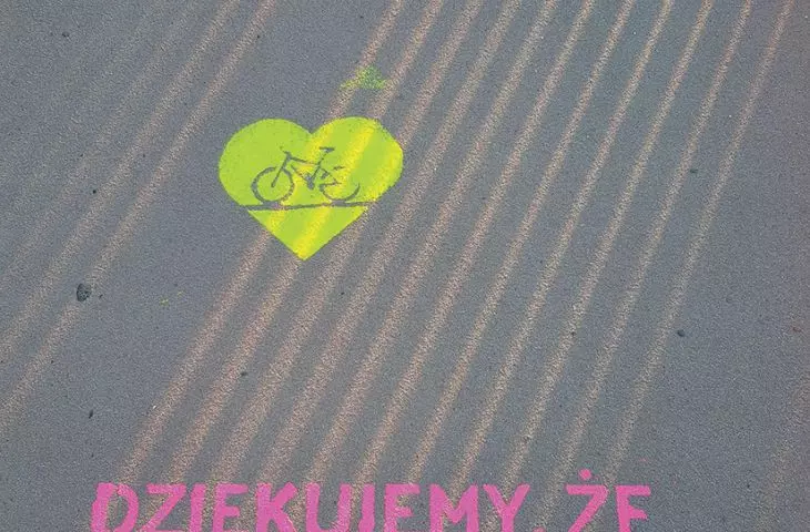 Ścieżka rowerowa z napisami fluorescencyjnymi