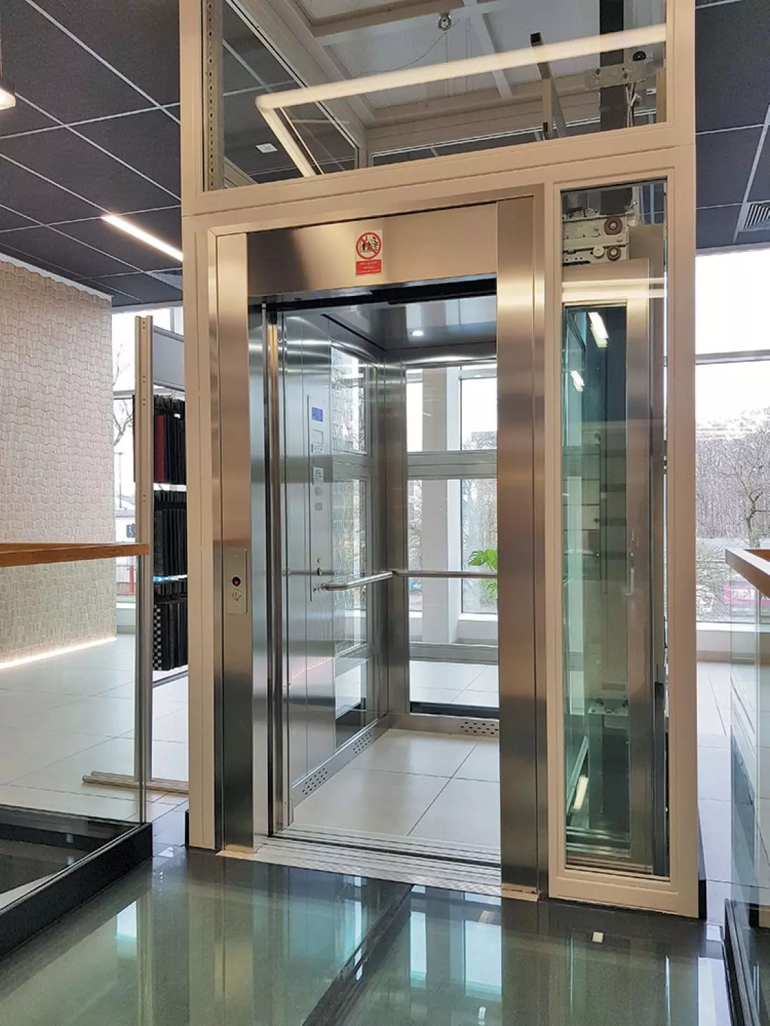 Panoramiczna winda Green Lift w salonie sprzedaży w Łodzi