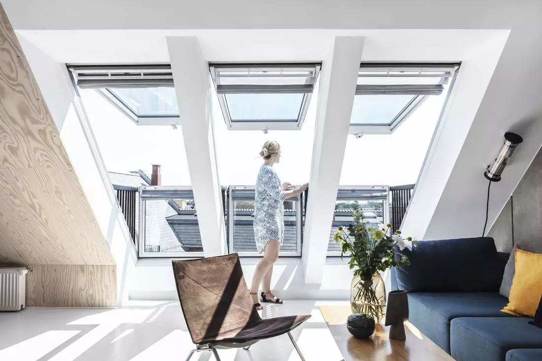 Balkony dachowe VELUX
to związanie do reprezentacyjnej części domu lub mieszkania. Wysunięta do przodu drabinka tworzy mały balkon, który zwiększa funkcjonalność
salonu i otwiera go na otoczenie