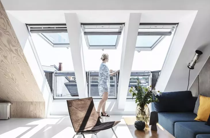 Balkony dachowe VELUX to związanie do reprezentacyjnej części domu lub mieszkania. Wysunięta do przodu drabinka tworzy mały balkon, który zwiększa funkcjonalność salonu i otwiera go na otoczenie