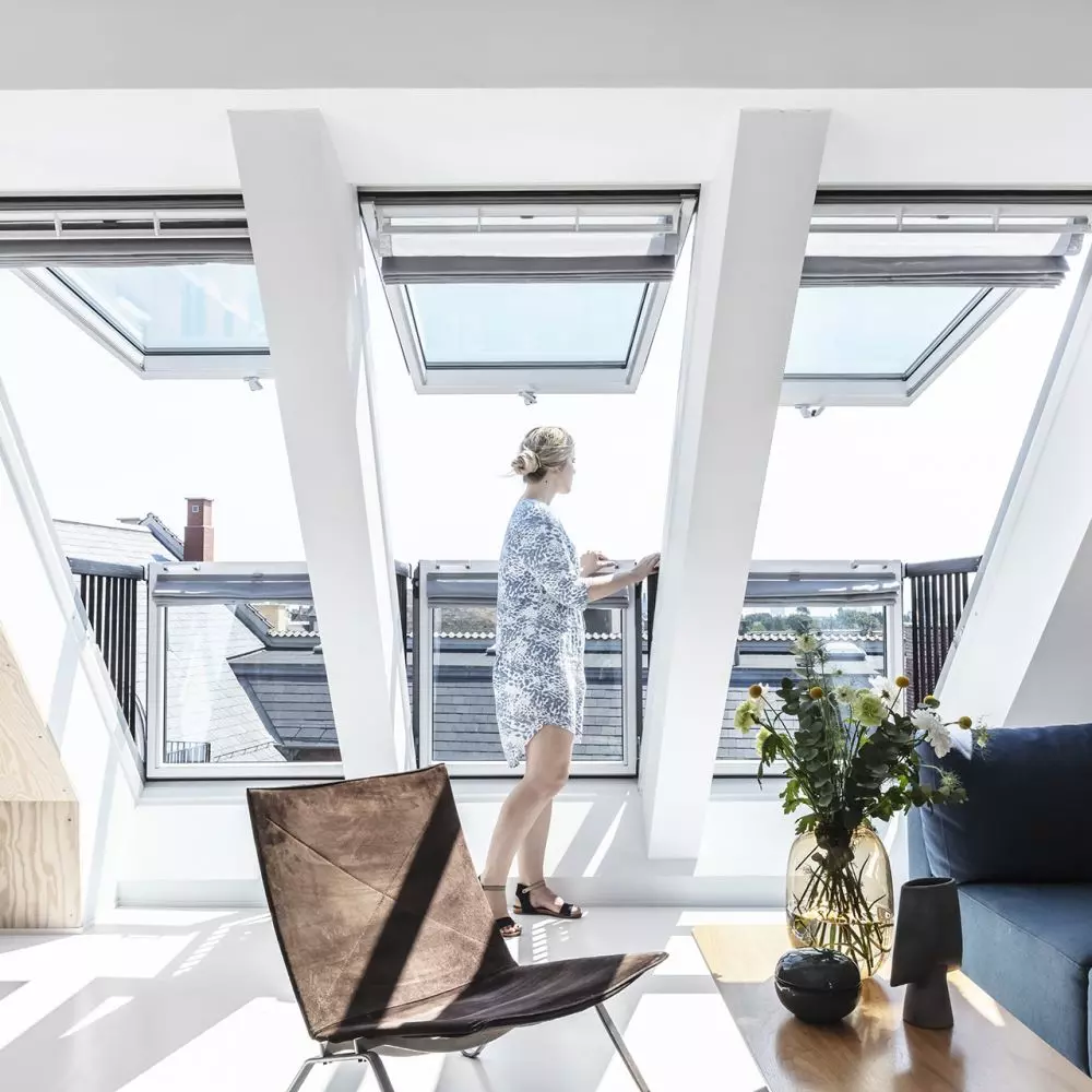 Balkony dachowe VELUX to związanie do reprezentacyjnej części domu lub mieszkania. Wysunięta do przodu drabinka tworzy mały balkon, który zwiększa funkcjonalność salonu i otwiera go na otoczenie