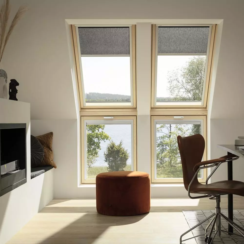 Domowe biuro ze świetnym widokiem na okolicę oświetla zestaw okien dachowych GLL połączonych z oknami kolankowymi VFE.