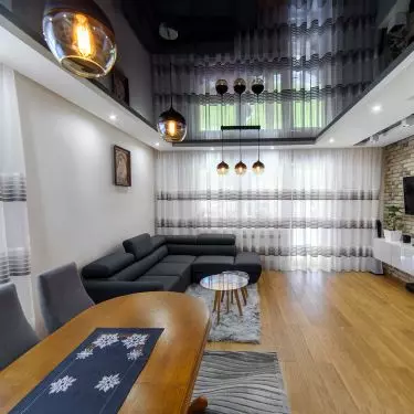 Czarny połysk w salonie
