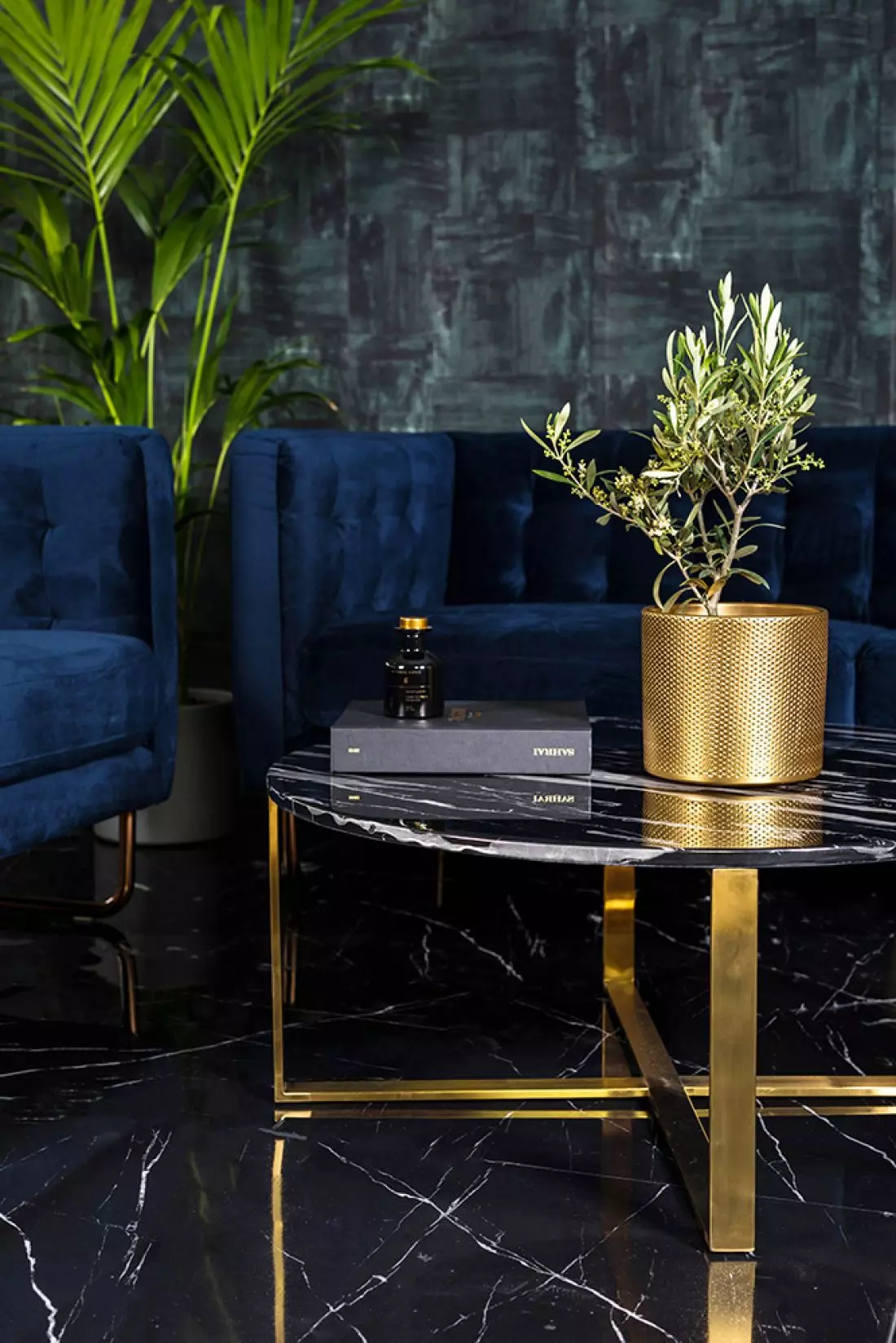 Marmurowy stolik
Flores w kolorze black, w tle welurowa sofa Meno