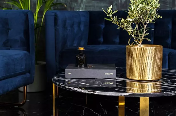 Marmurowy stolik Flores w kolorze black, w tle welurowa sofa Meno