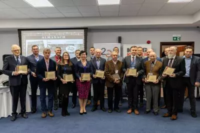 podczas konferencji uhonorowano osoby zasłużone dla Zrzeszenia oraz dla branży ceramicznej podczas konferencji uhonorowano osoby zasłużone dla Zrzeszenia oraz dla branży ceramicznej