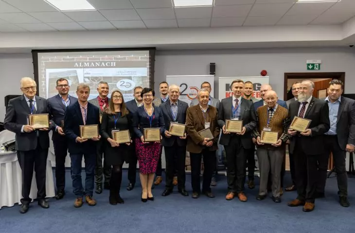 podczas konferencji uhonorowano osoby zasłużone dla Zrzeszenia oraz dla branży ceramicznej