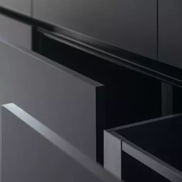 Invisible handle strip in handleless drawer system