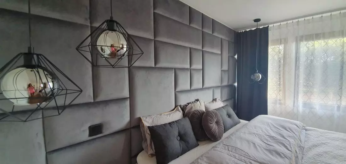 Ściana z paneli
tapicerowanych Custom Space z nieregularnym wzorem w sypialni