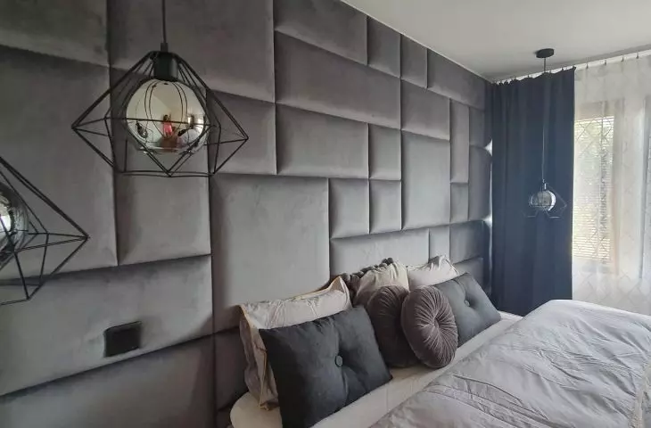 Ściana z paneli tapicerowanych Custom Space z nieregularnym wzorem w sypialni 