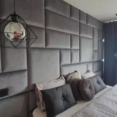 Ściana z paneli tapicerowanych Custom Space z nieregularnym wzorem w sypialni 