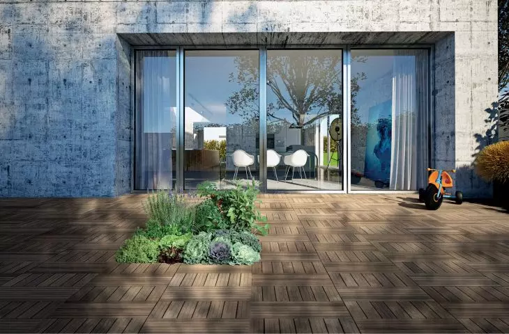 The modern green terrace features a design that blends in with the surroundings, creating a coherent whole with the environment
