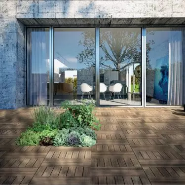 The modern green terrace features a design that blends in with the surroundings, creating a coherent whole with the environment