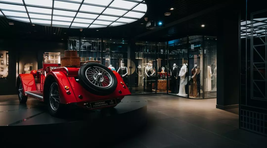 Jowett w otoczeniu kreacji z epoki