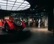 Jowett w otoczeniu kreacji z epoki