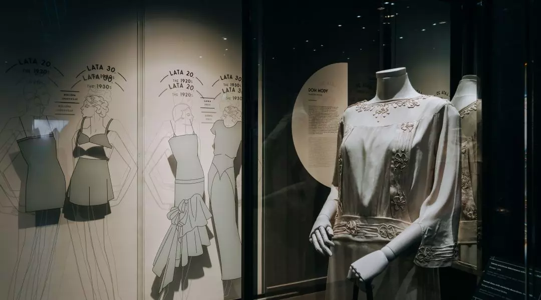 Na wystawie można zobaczyć także modę z okresu art déco
