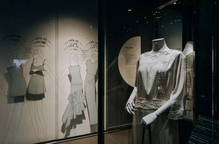 Na wystawie można zobaczyć także modę z okresu art déco