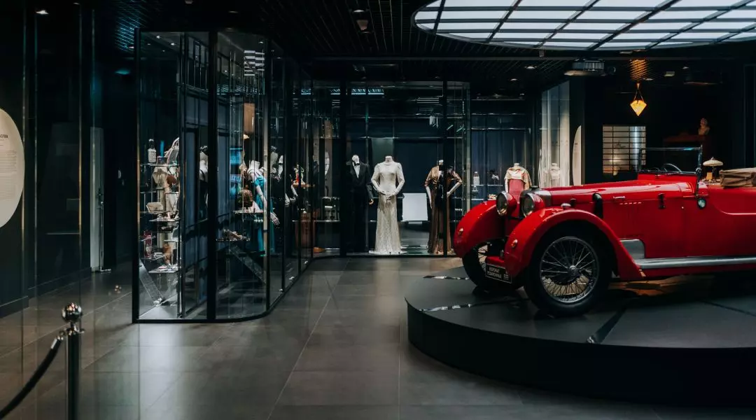 Jowett stoi na specjalnym, obrotowym podeście