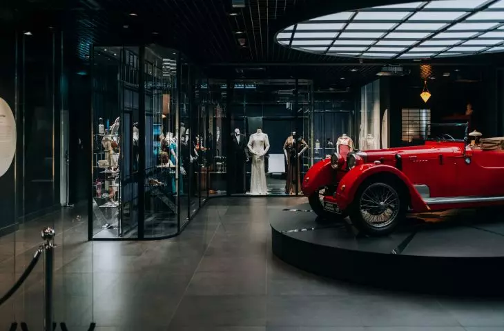 Jowett stoi na specjalnym, obrotowym podeście