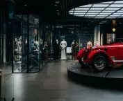 Jowett stoi na specjalnym, obrotowym podeście