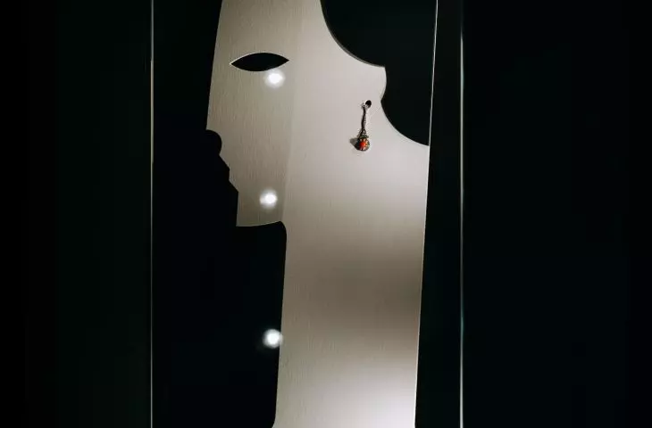  The exhibition features a collection of jewelry