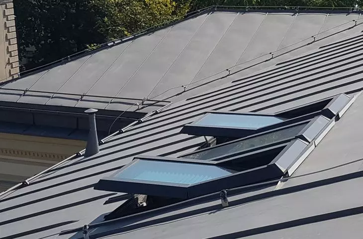 Alusky Plus HI window in 3x1 composite, installation in titanium-zinc sheet metal covering craftsman seam