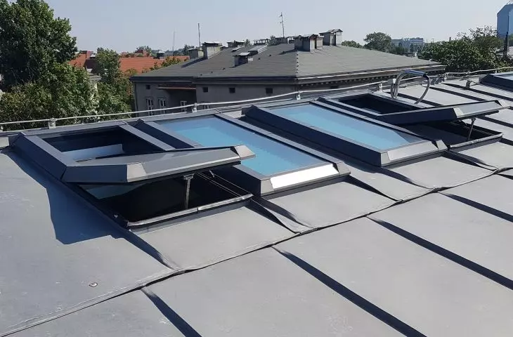 Alusky Plus HI window in 4x1 composite, automatic opening, installation in titanium-zinc sheet metal covering craftsman seam